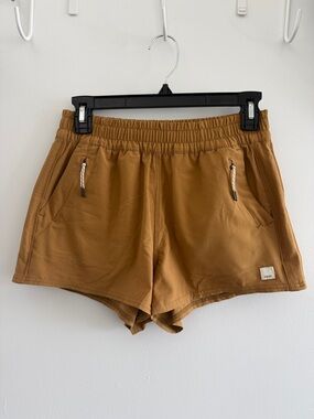 NEW (without tag) Vuori Dash Short 2.0 athletic shorts in Brown